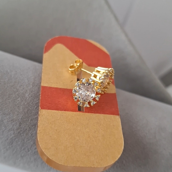 Round shape halo diamond stud earrings - Picture 3 of 5